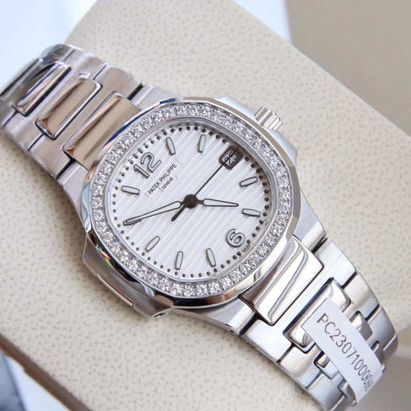 Женские часы 32 мм Patek Philippe Nautilus с бриллиантами
