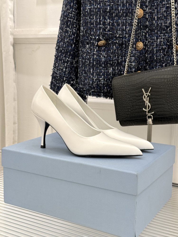 Women's leather shoes boats on stud from sharp the toe