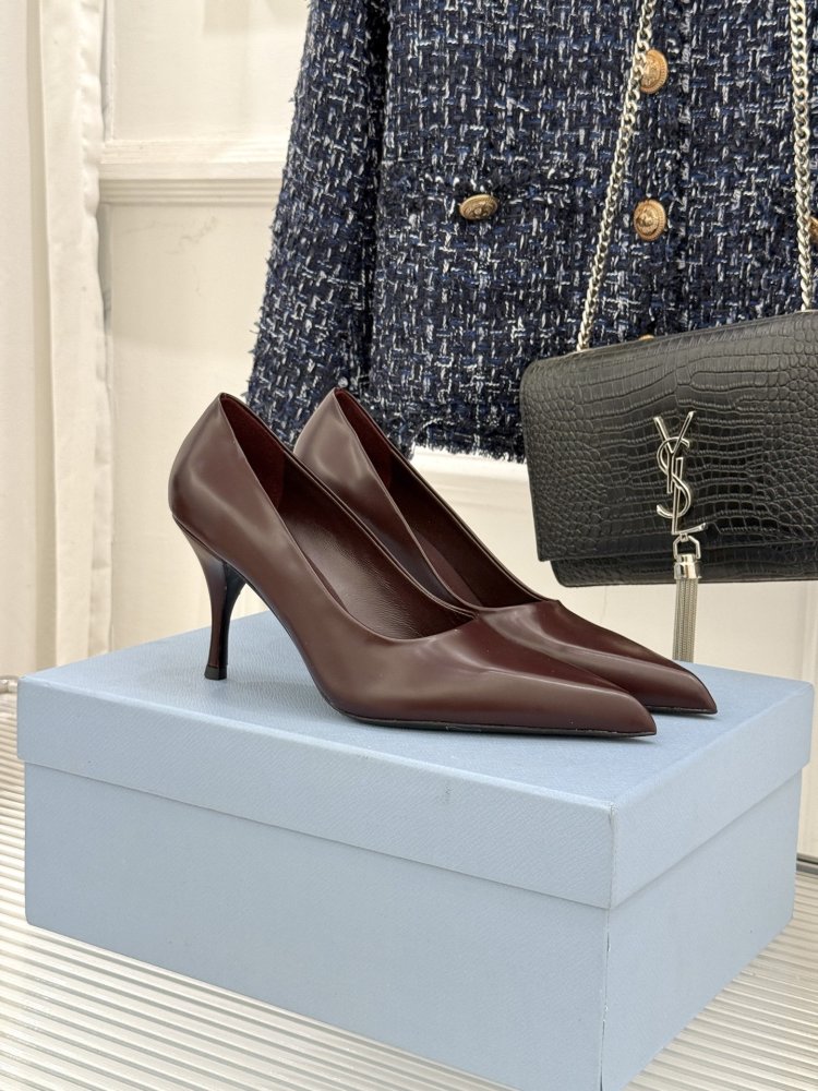 Women's leather shoes boats on stud from sharp the toe