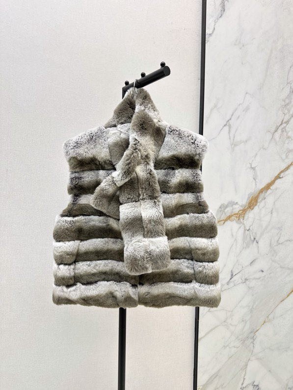 Жилетка з хутра кролика з шарфом