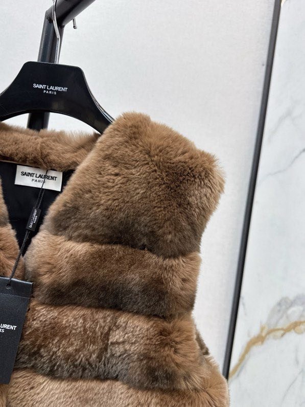 Жилетка з хутра кролика з шарфом фото 3