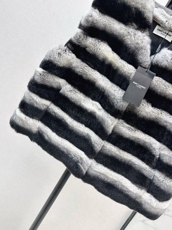 Жилетка з хутра кролика з шарфом фото 4