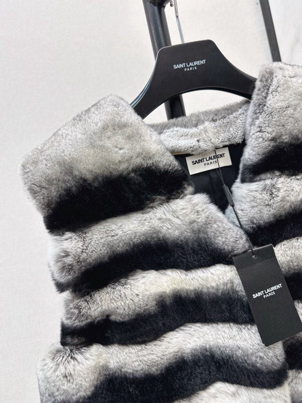 Жилетка з хутра кролика з шарфом фото 7