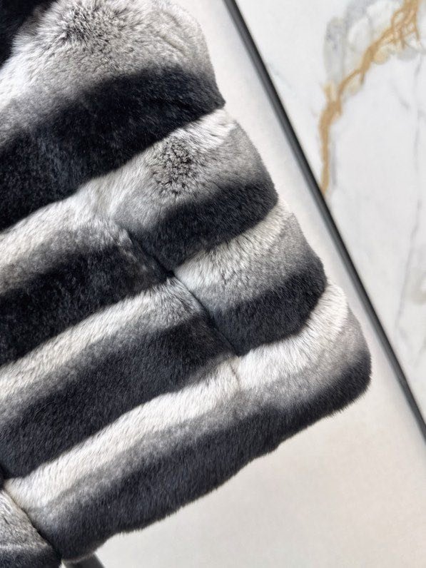 Жилетка з хутра кролика з шарфом фото 9