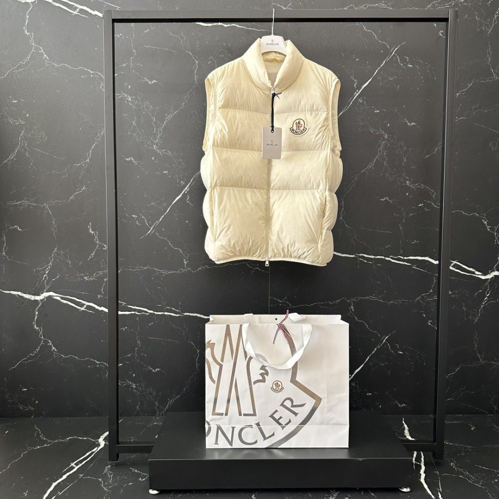 Жилетка на пуху чоловіча