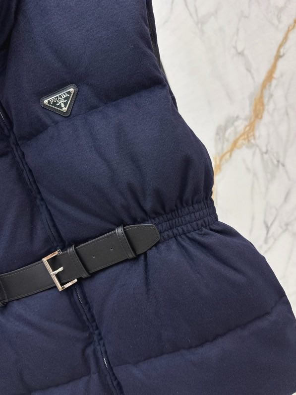 Жилетка на пуху з поясом жіноча фото 5