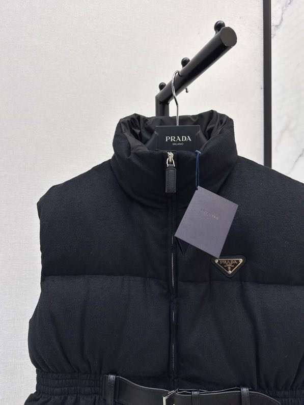 Жилетка на пуху з поясом жіноча фото 7