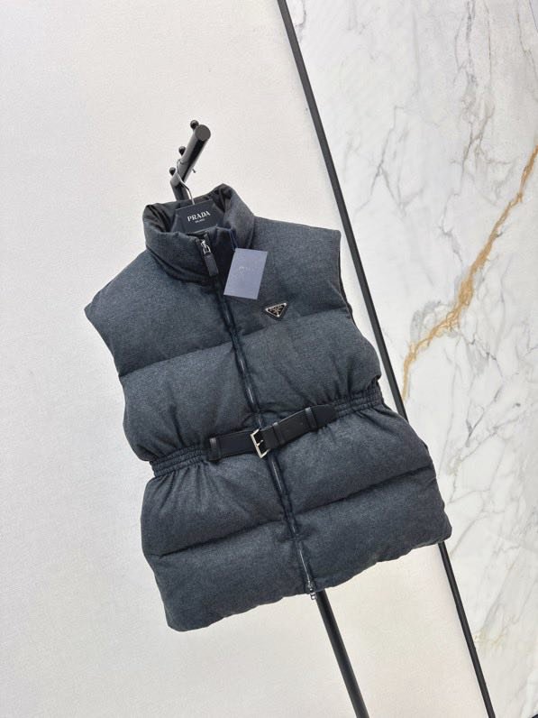 Жилетка на пуху с поясом женская фото 7