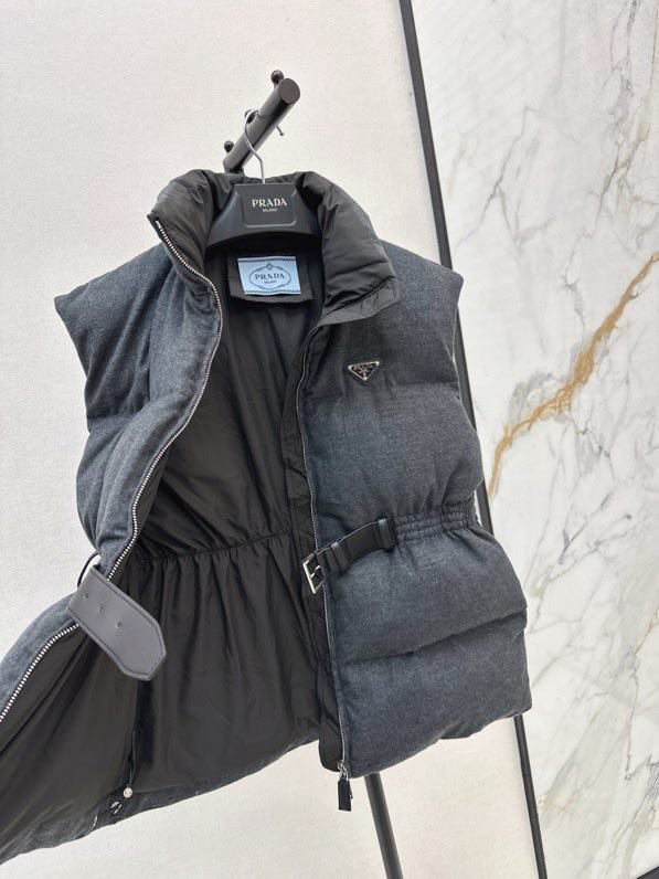 Жилетка на пуху с поясом женская фото 8