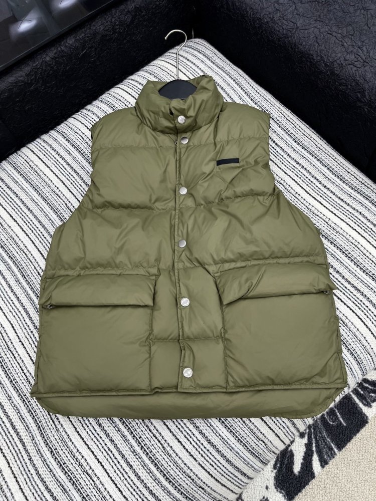 Жилетка на пуху жіноча