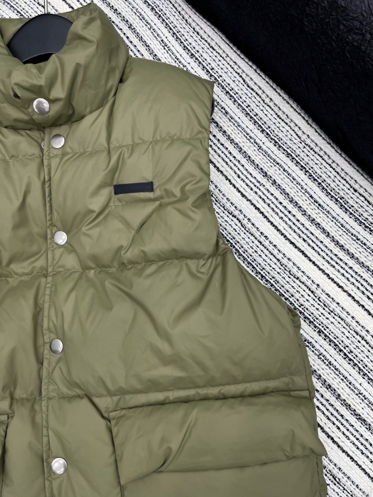 Жилетка на пуху жіноча фото 3