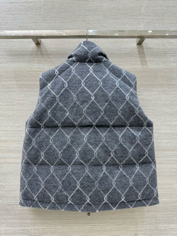 Жилетка на пуху жіноча фото 3