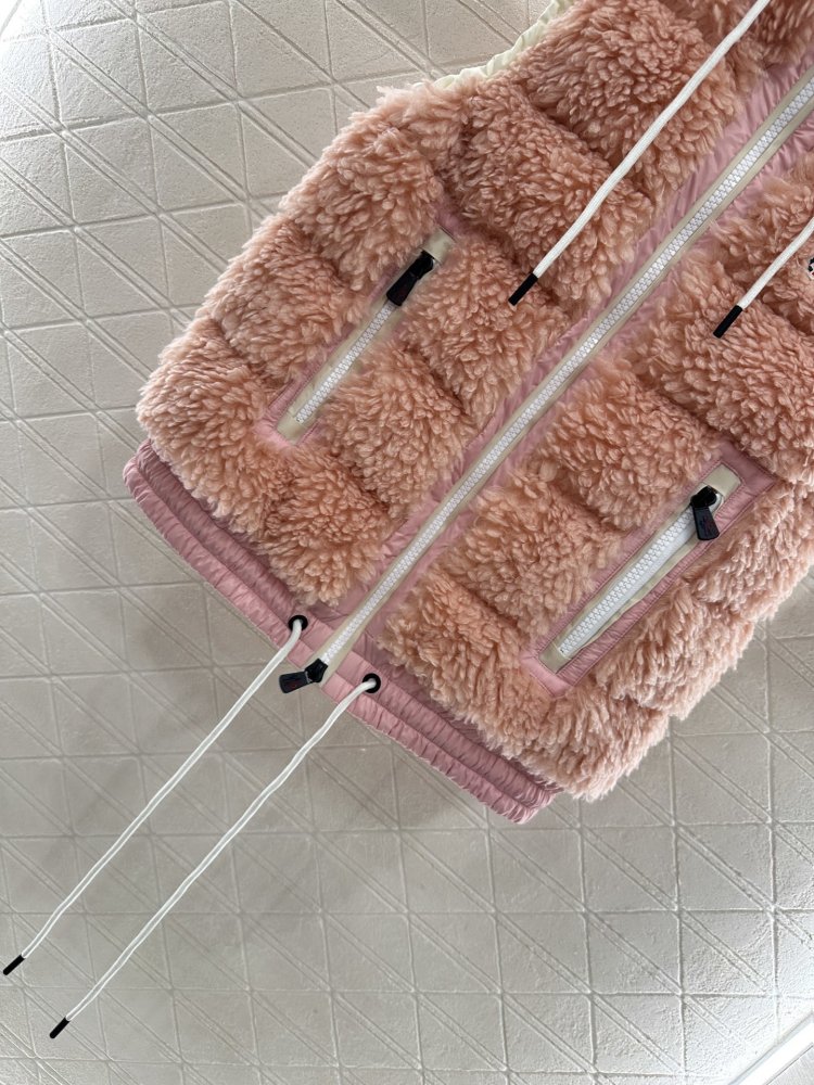 Жилетка на пуху жіноча фото 5