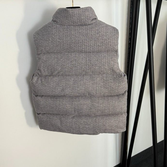 Жилетка на пуху женская фото 5