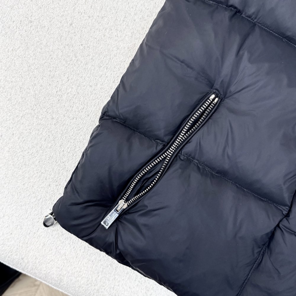 Жилетка на пуху жіноча фото 6