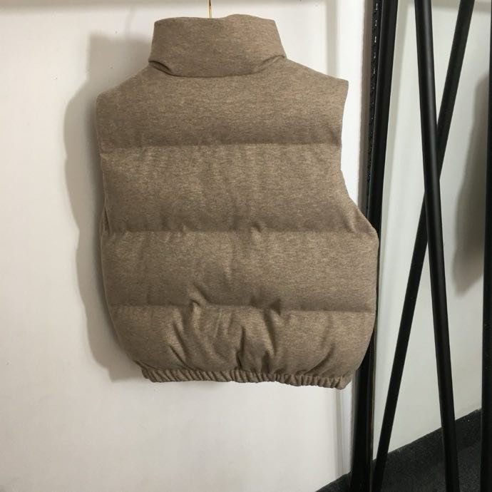 Жилетка на пуху жіноча фото 6