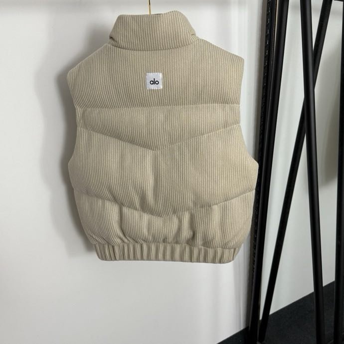 Жилетка на пуху женская фото 7