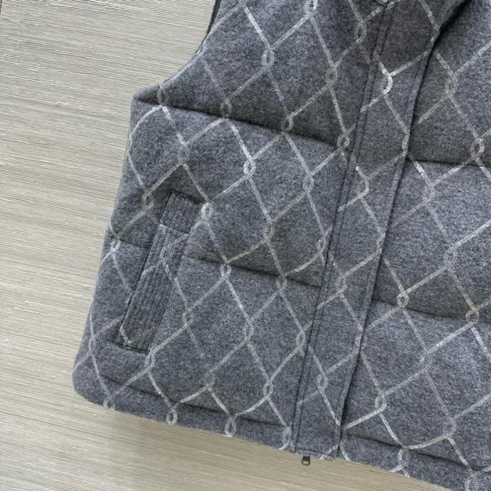 Жилетка на пуху жіноча фото 7