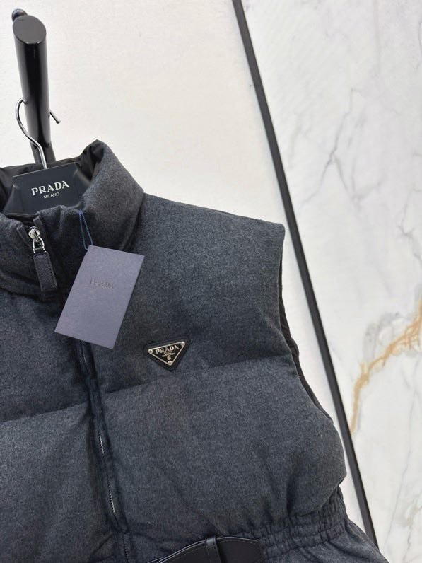 Жилетка пуховик женская фото 7