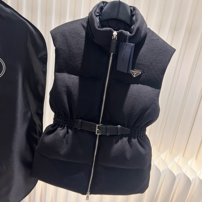 Жилетка женская на пуху с поясом