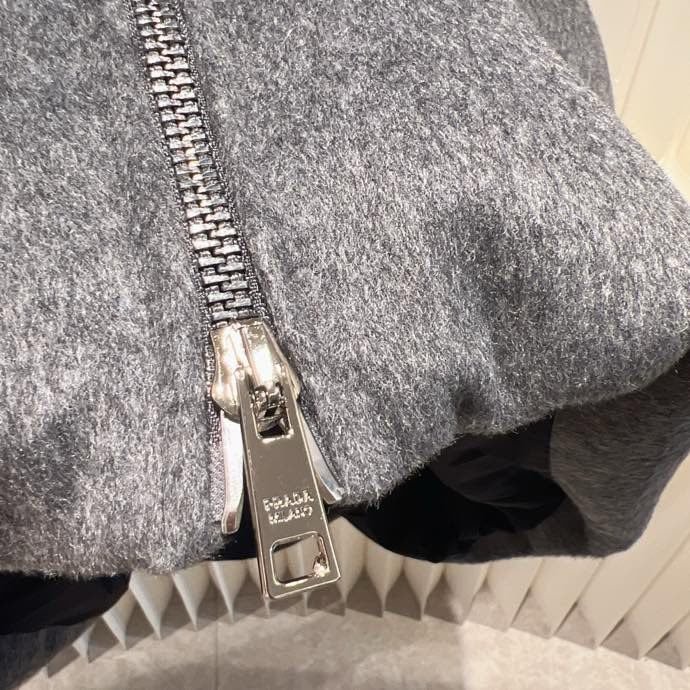 Жилетка женская на пуху с поясом фото 3