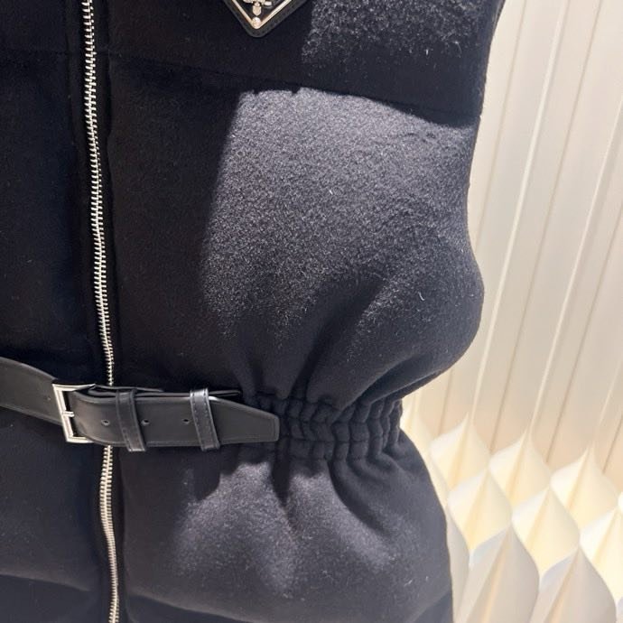 Жилетка женская на пуху с поясом фото 3