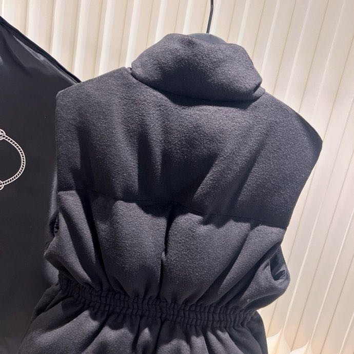 Жилетка женская на пуху с поясом фото 4