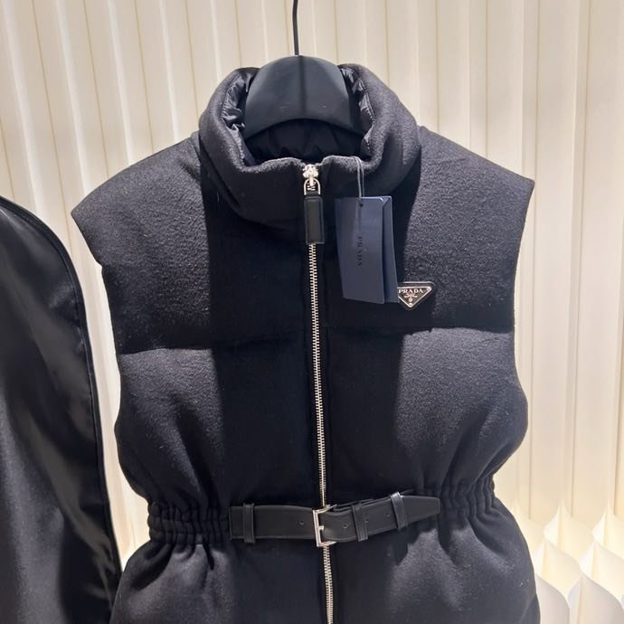 Жилетка женская на пуху с поясом фото 5