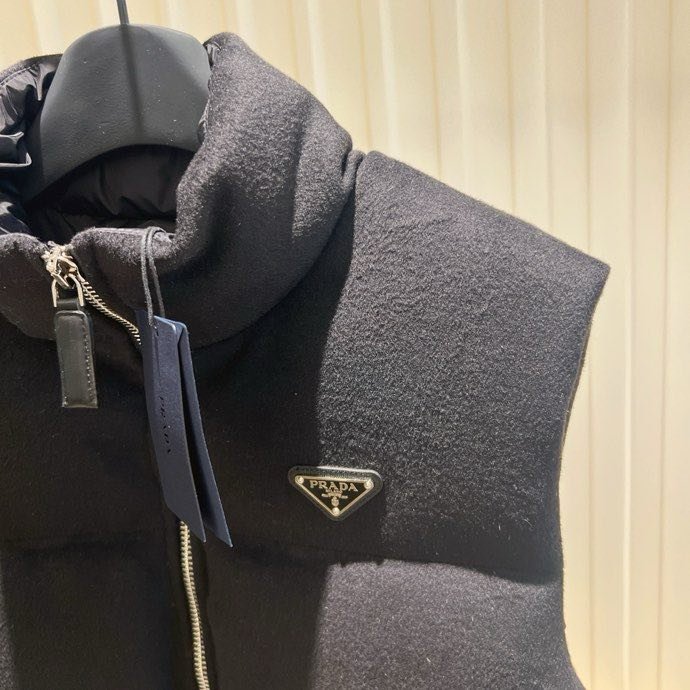 Жилетка женская на пуху с поясом фото 6