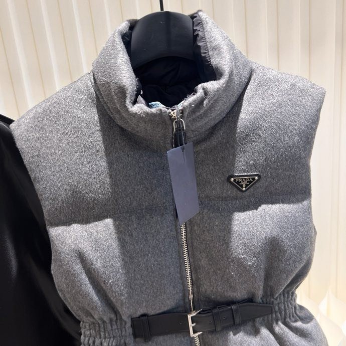 Жилетка женская на пуху с поясом фото 7