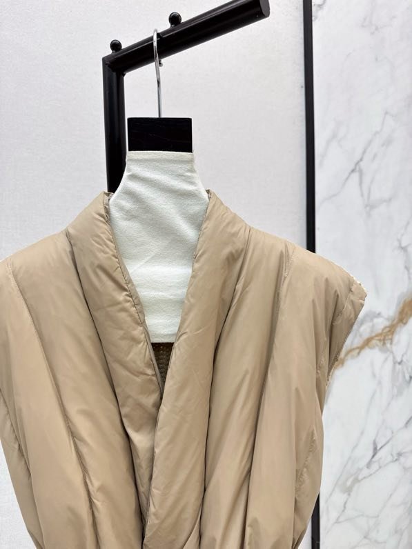 Vest women's on feathers фото 2