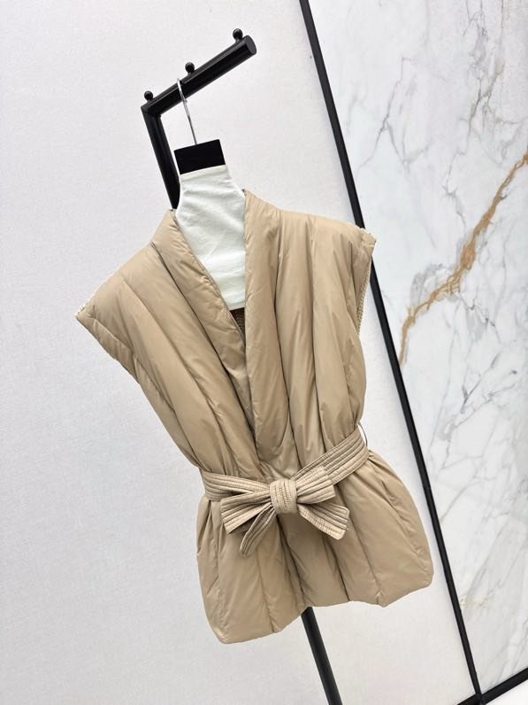 Vest women's on feathers фото 3