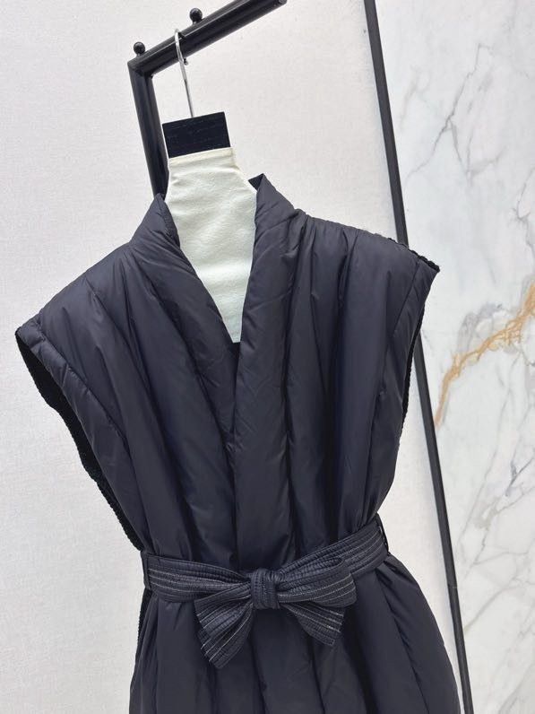 Vest women's on feathers фото 3