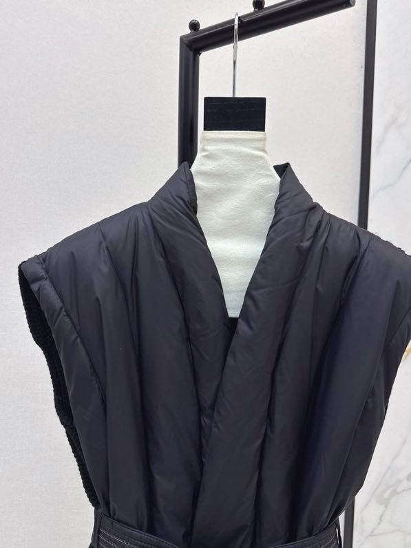 Vest women's on feathers фото 4