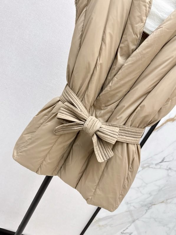 Vest women's on feathers фото 5