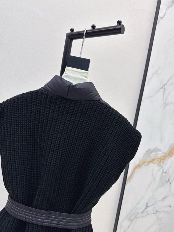 Vest women's on feathers фото 5