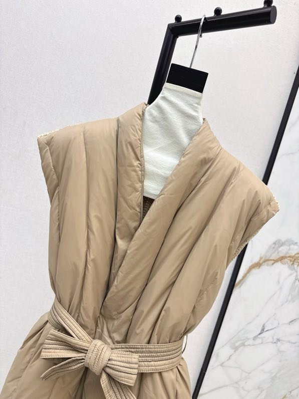 Vest women's on feathers фото 7