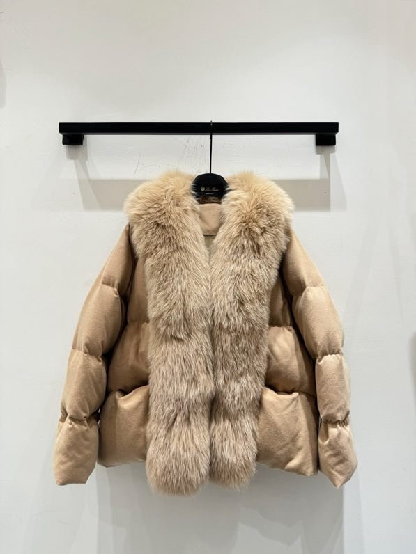 Зимова куртка пуховик з хутром лисиці